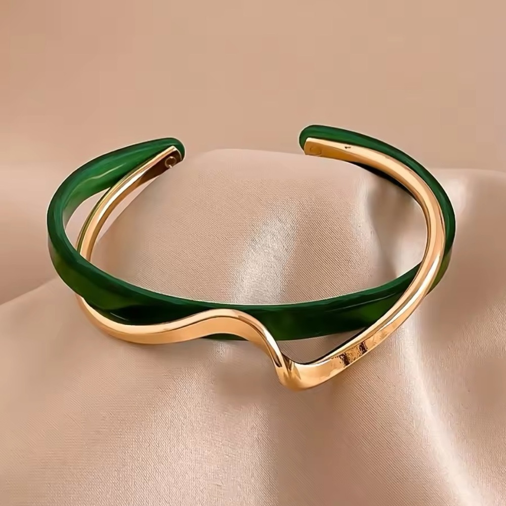 Pauline - Trendy Gold & Green Bracelet. NWT